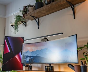 Two monitors one glare