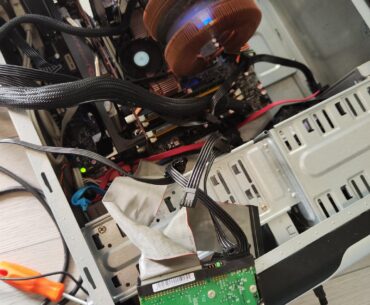 9th place on CPUZ Validator (Q6600 B3, centigrams00) with thos rig. Need some water/LN2 cooling. CNPS 9900 is held by gravity since it's a S1366 cooler