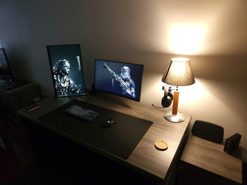 Optimal headset hanger