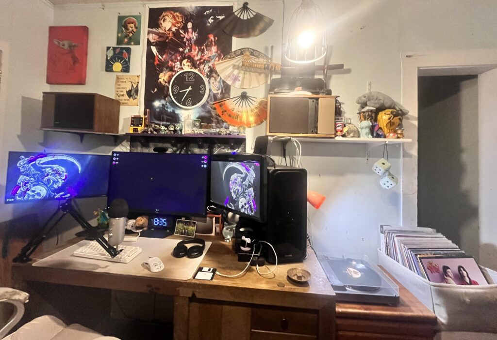 I'm practically broke every second of the day so it's taken me a while, but I think I'm finally happy with my battlestation (I think that's what this is) that I started in 2018. its very cozy