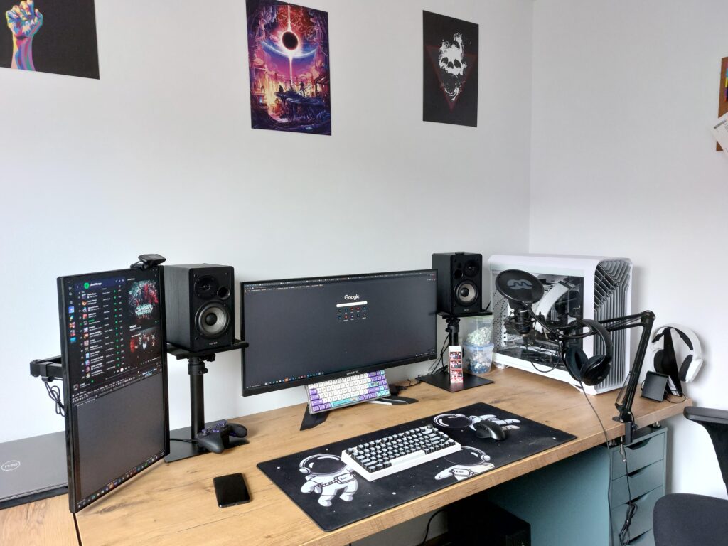 Finished (for now) new setup in new apartment - Workstation + Battlestation