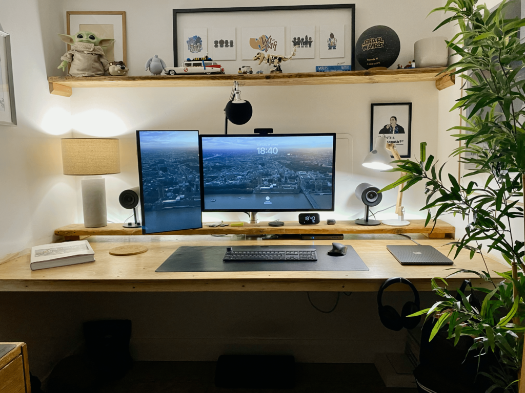 My M2 MacBook Air desk setup