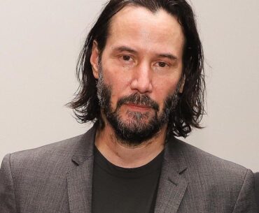 Do you think that Keanu Reeves should play Jonny Silverhand in a live action movie?