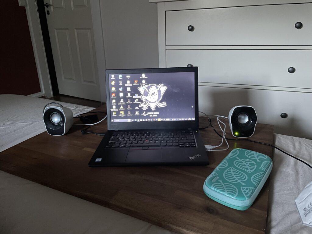 Battlestation Covid Edition .. currently iam confined to our guest bedroom while battleing covid .. 😷..never want to get that sh** again ..