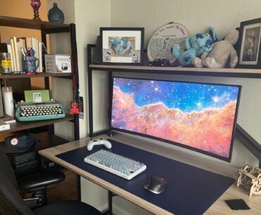 Cables: managed. Desk: minimalist. Everything else: knick knacks.