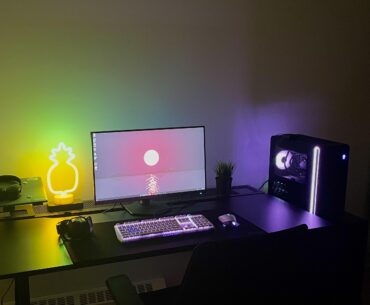 New desk new monitor.