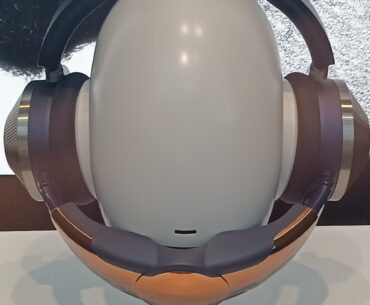 Headphones with air purifier