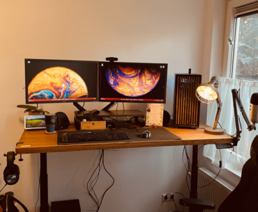 I'm super happy to finally have a clean setup after building my solid Oak standing desk from OAKO Denmark yesterday. But what else could it use? (I just bought the QD-OLED from Alienware and I'm buying a felt mousemat as we speak).