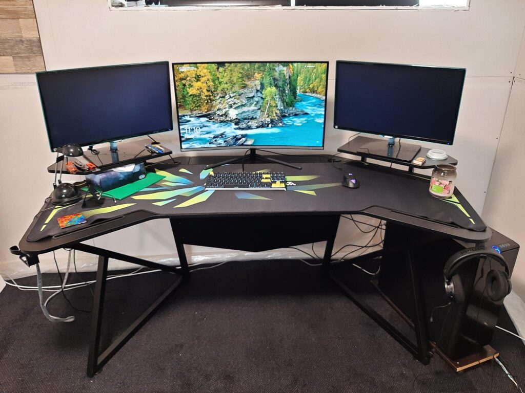 For my fifth anniversary my wife got me this awesome new computer desk 😍