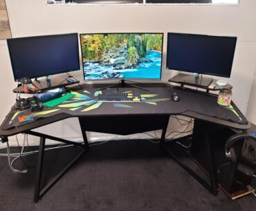 For my fifth anniversary my wife got me this awesome new computer desk 😍