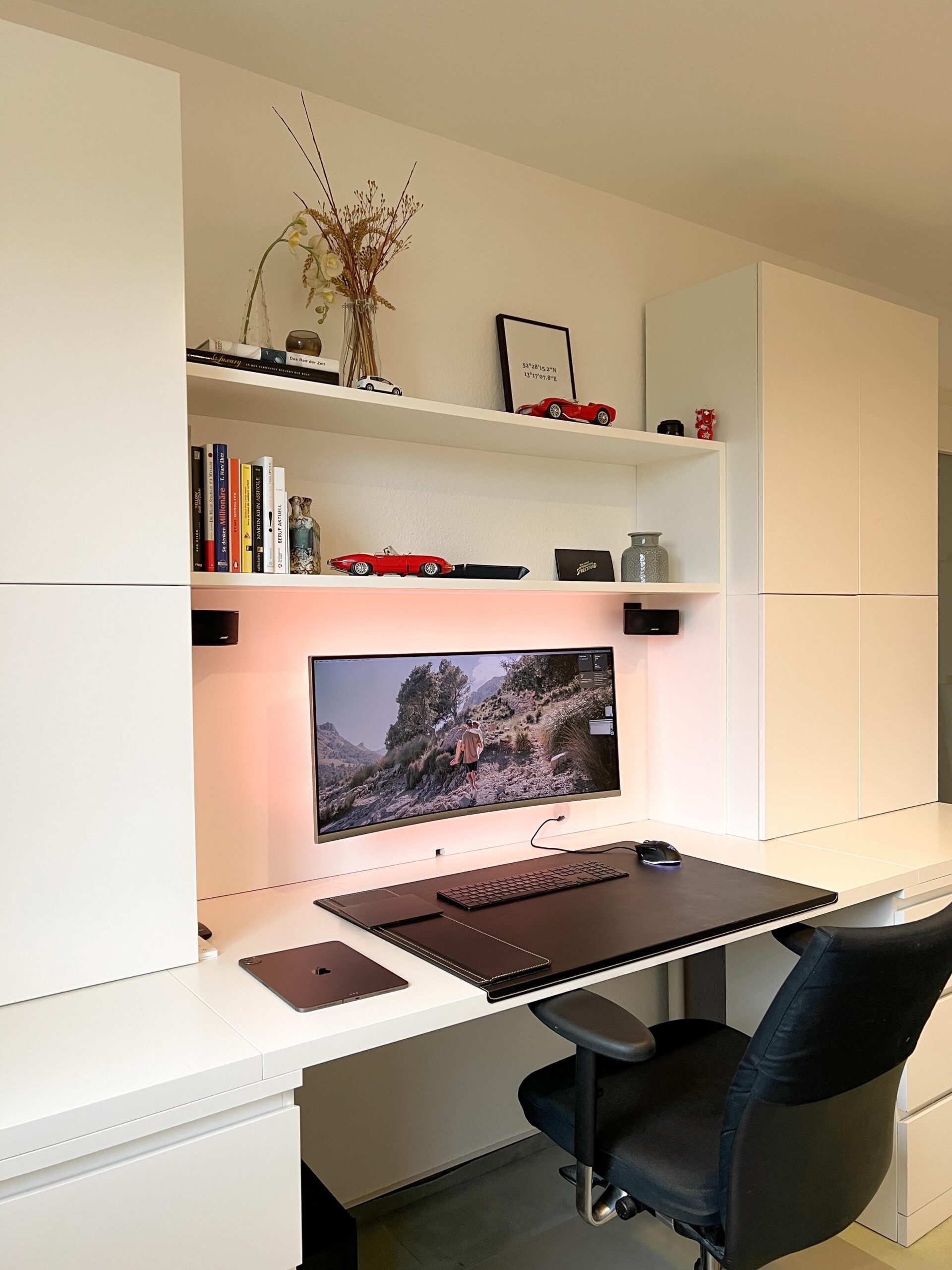 Cozy, modern desk setup with loads of storage space powered by a hidden Mac Mini Cozy, modern desk setup with loads of storage space powered by a hidden Mac Mini