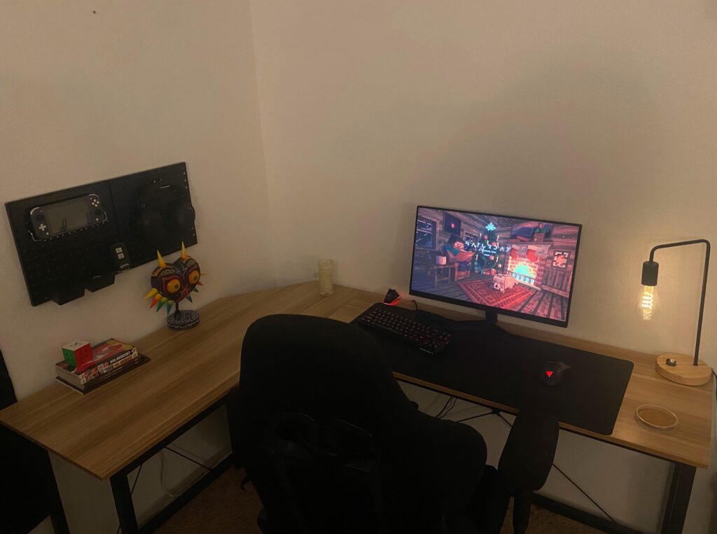 My average Christmas themed setup