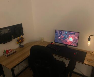 My average Christmas themed setup