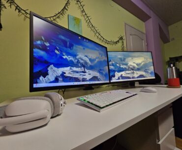 Switched to white setup (new keyboard, headset, mouse, desk and night table). Monitors remained the same as before. Looks decent and clean.
