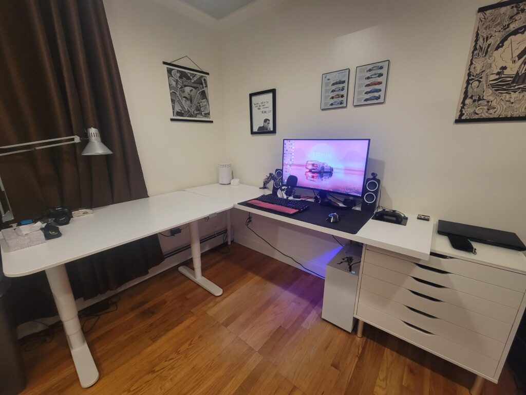 Slight desk upgrade make it look cleaner imo. Thoughts on what to use the empty corner space for?