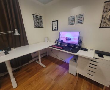 Slight desk upgrade make it look cleaner imo. Thoughts on what to use the empty corner space for?
