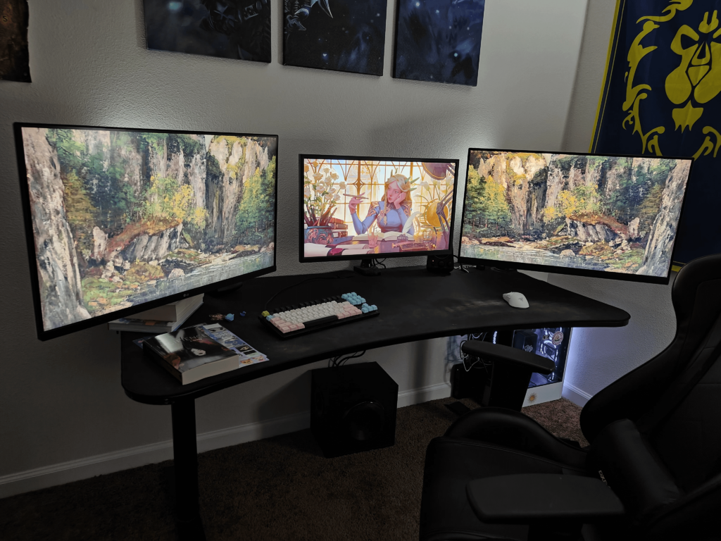 my simple triple monitor setup :D☀️