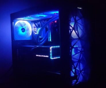 I swear this thing can be seen from space. Also, how about that 0.07mm of clearance between the rad and the top fan lol
