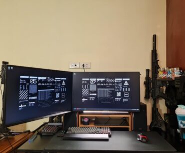 A graphic design student laptop-powered setup (2X2K monitors)