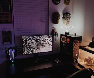 Halloween/spooky decor is finally up! I’m really happy with how my station is turning out. Any cable management suggestions would be appreciated! 😊