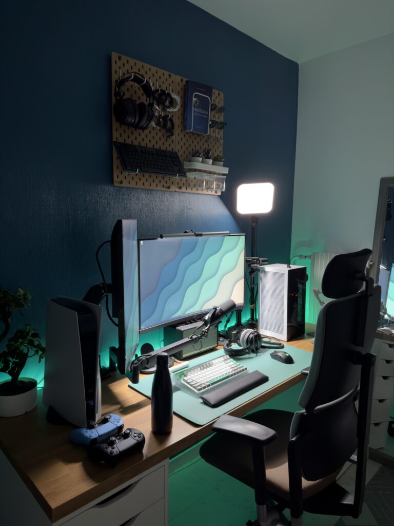 I had to add some colors, a new mouse pad and wallpaper can make a huge difference 🤔🤗