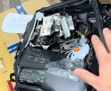 Customer Service: Hey, could you try plugging in the computer and see if it turns on?