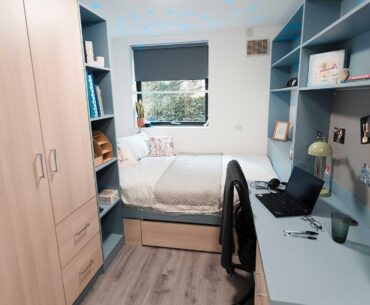 How would you set up a 2 monitors on this type of desk?