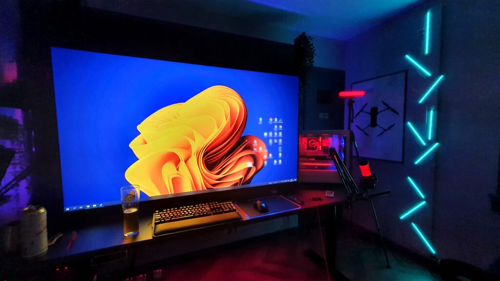 Now this is what I call a proper display. 65" on a desk.