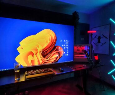 Now this is what I call a proper display. 65" on a desk.