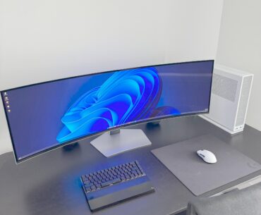 Minimalist Endgame 49 OLED RTX 4090 Setup
