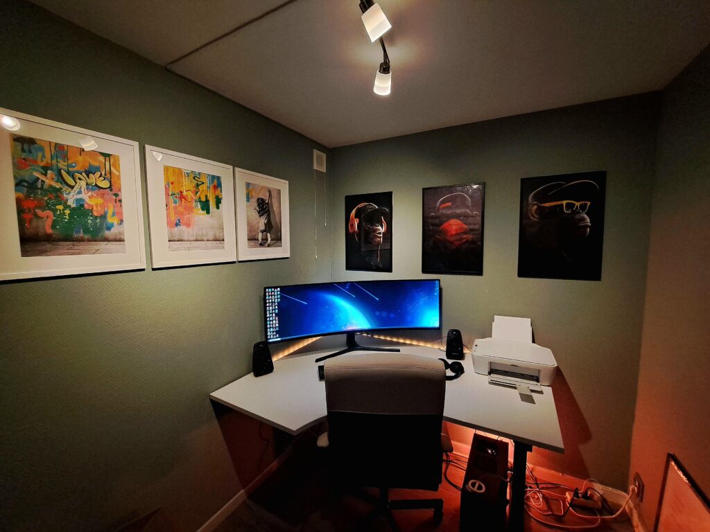 Moved into a new apartment. Battlestation soon ready