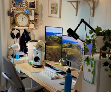 this is my cozy desk setup for my work/creative endeavours :^)