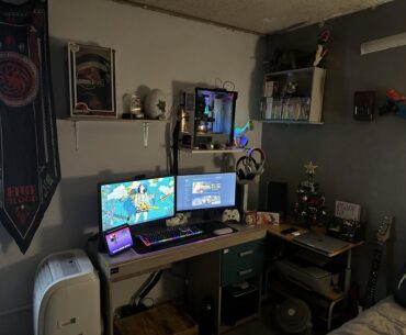 My very average xmas themed corner, looking for desk recommendations