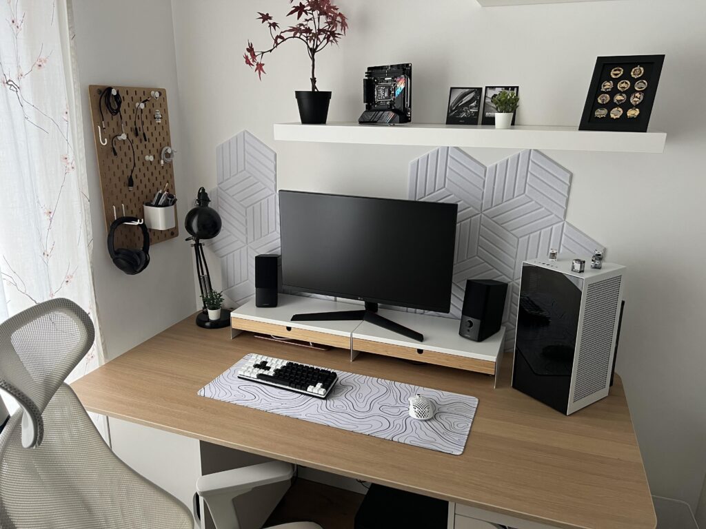 Simple relaxing gamer office from France Simple relaxing gamer office from France