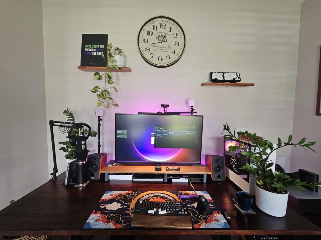Re-did the table top with a new varnish and added a desk shelf !