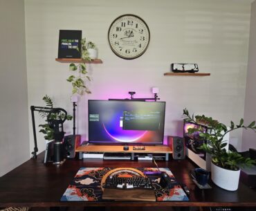 Re-did the table top with a new varnish and added a desk shelf !