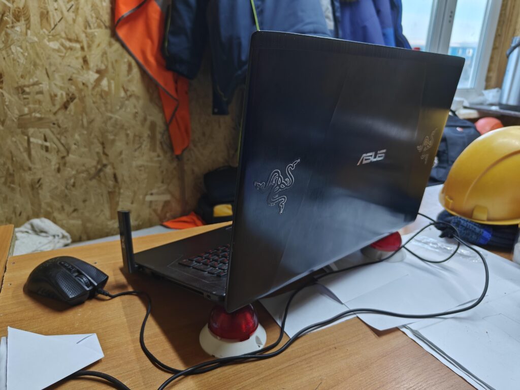 My coworker's working/gaming station lol