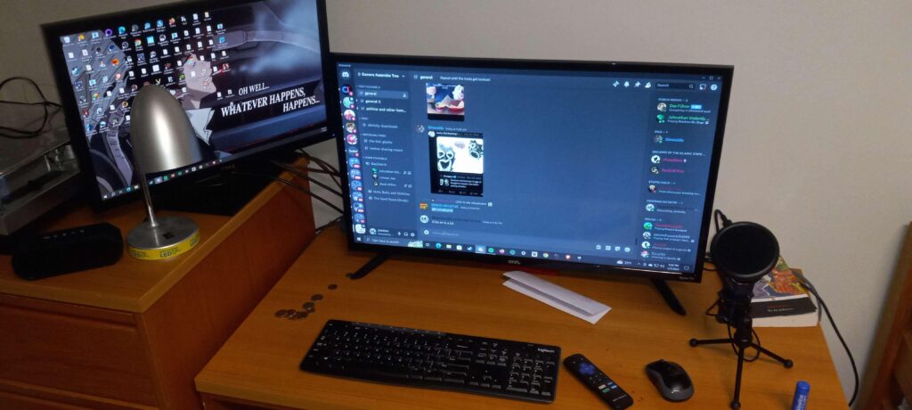 My cousins current dorm room setup.