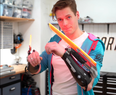 I built motorized Mantis Blades (Sandayu Oda's glowing version)