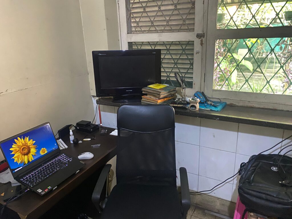 no aesthetic, just something straight out of 2010... except for like two things