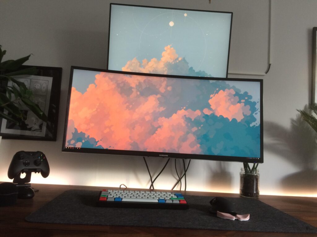 Happy new year! Pretend the monitor cables aren’t visible…
