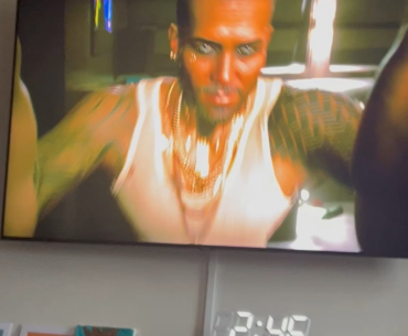 Amazing glitch with while hooking up with Kerry(look at his right hand)