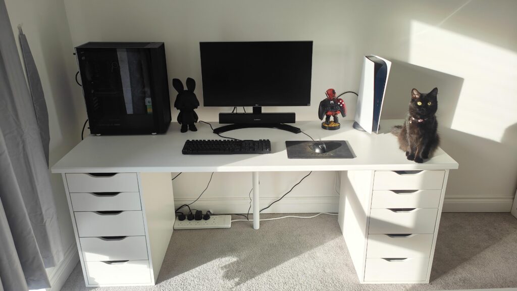 Start of 2024 setup, plan on decorating the walls, getting new monitors and a new pc case soon