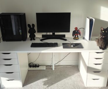 Start of 2024 setup, plan on decorating the walls, getting new monitors and a new pc case soon
