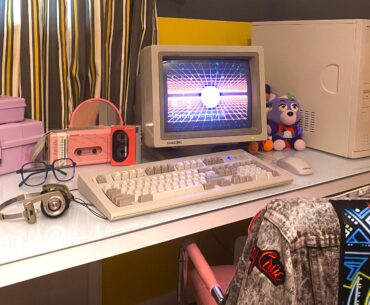 Here’s my 80s themed sleeper battlestation!