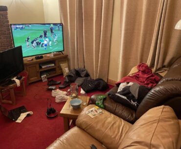 This is the best battlestation ever (sorry about my dad, he was watching a replay of a rugby match) got the 8k big tv for 800 quid out off a fella who had a few spare, got the plasma for free. Sorry about the mess
