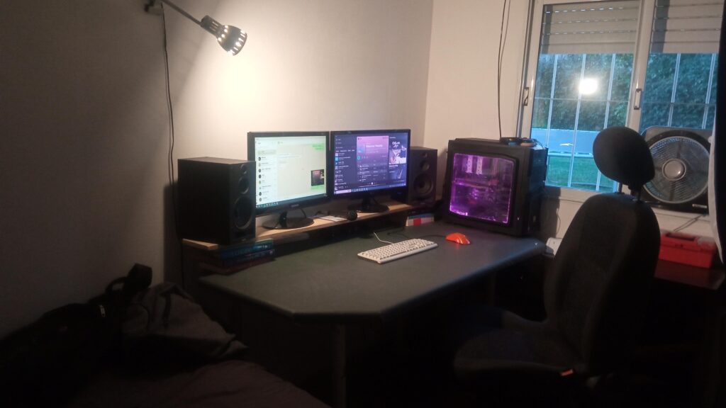 My budget third world country Battlestation, most parts bought broken and fixed by myself