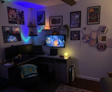 my boyfriend’s battle station!! for work/gaming 🤓🎮