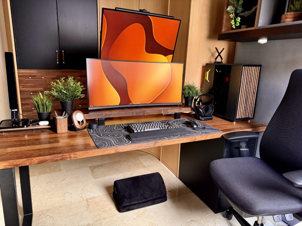 Black and wood, such a classic.