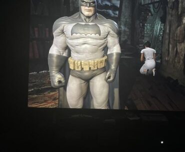 This visual bug present In every arkham game has bothered me for over a decade and I just cant unseen it.  Fapman.